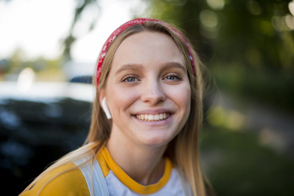 Γυναίκα με ακουστικά και χαμόγελο