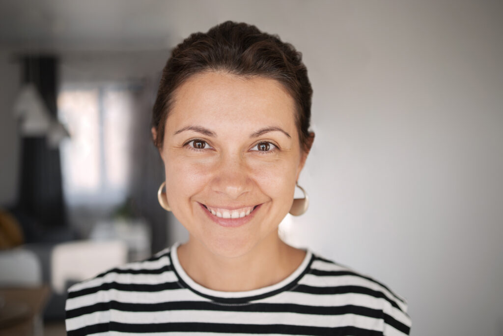 Γυναίκα με ριγέ μπλούζα